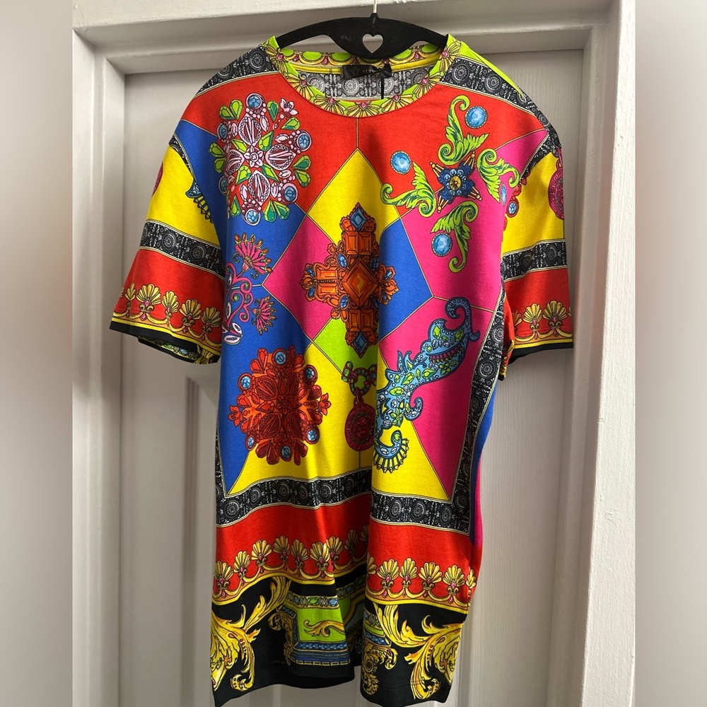 Beautiful new Versace Red, Pink, Gold Tshirt! Bright colors, nice design